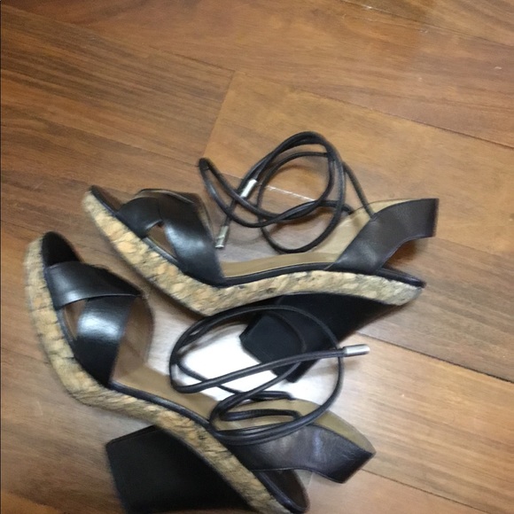 Max Studio leather sandals with ties. - Picture 3 of 4